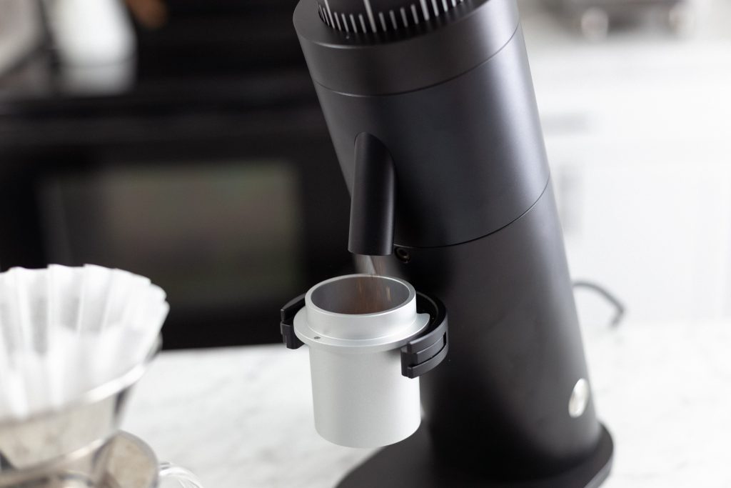 Single-dose grinder grinds coffee into a receptacle 
